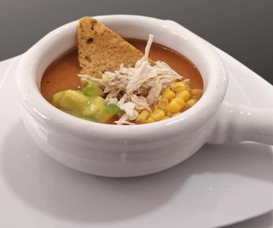 Crema mexicana de tomate, pollo, palta y Elotes