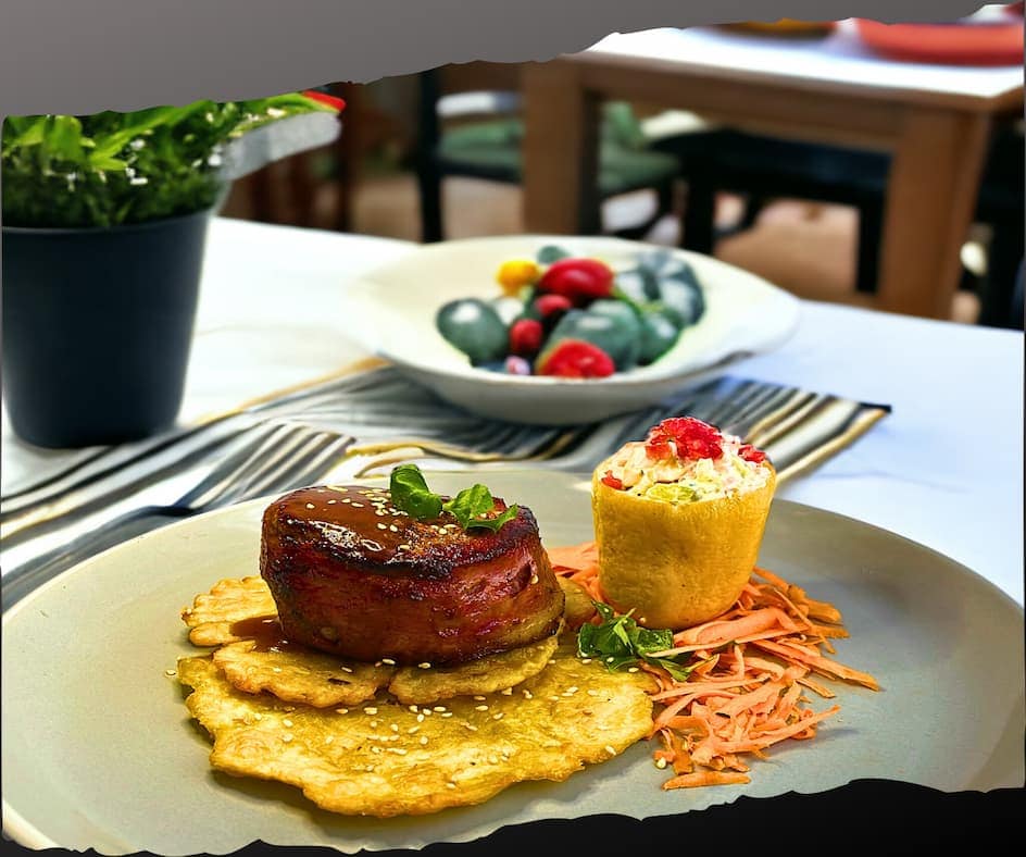 Lomo de res costeño en salsa de vino y Jack Daniels sobre crocantes de guineo, acompañado de cocotes de zucchinis y verduras en mayonesa de cimarròn