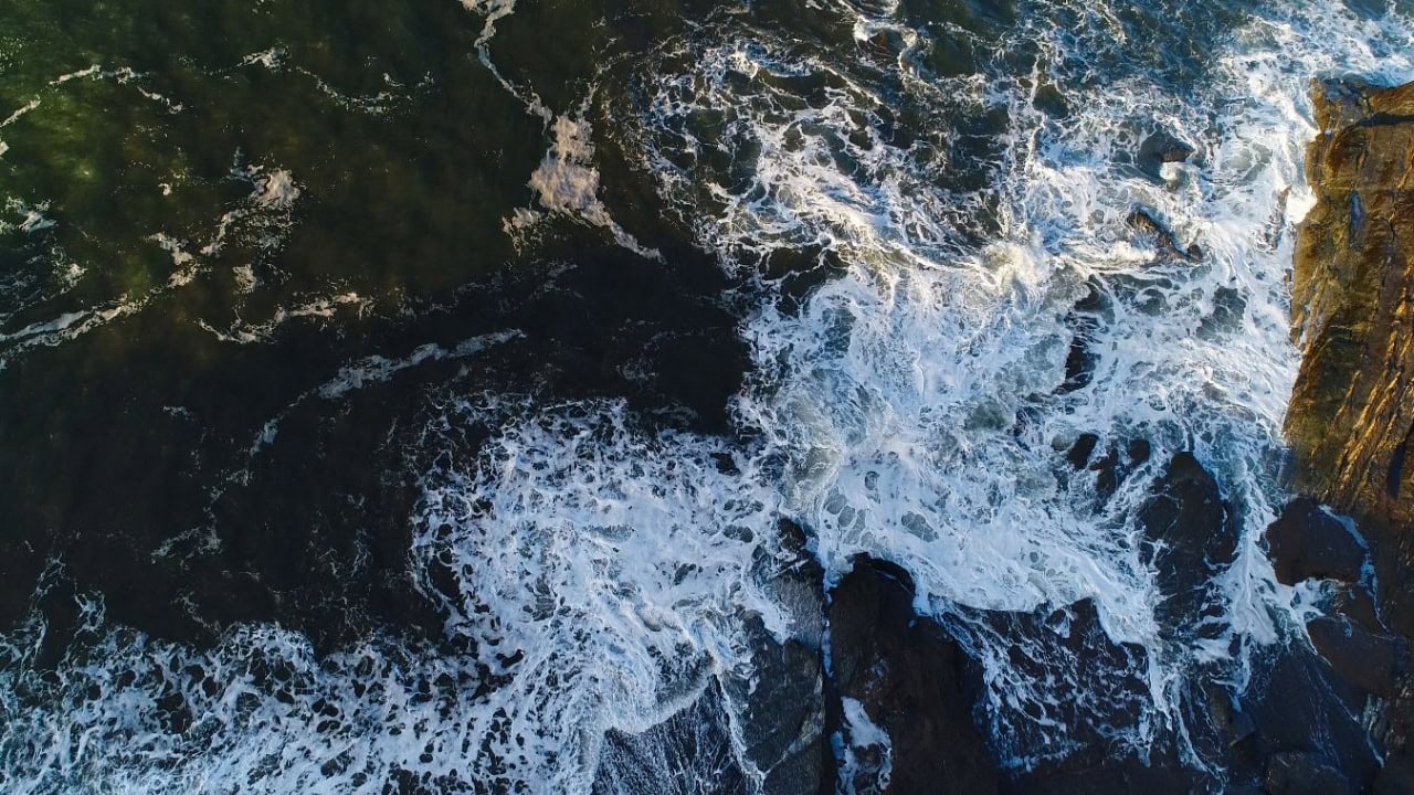 Olas rompiendo cenital