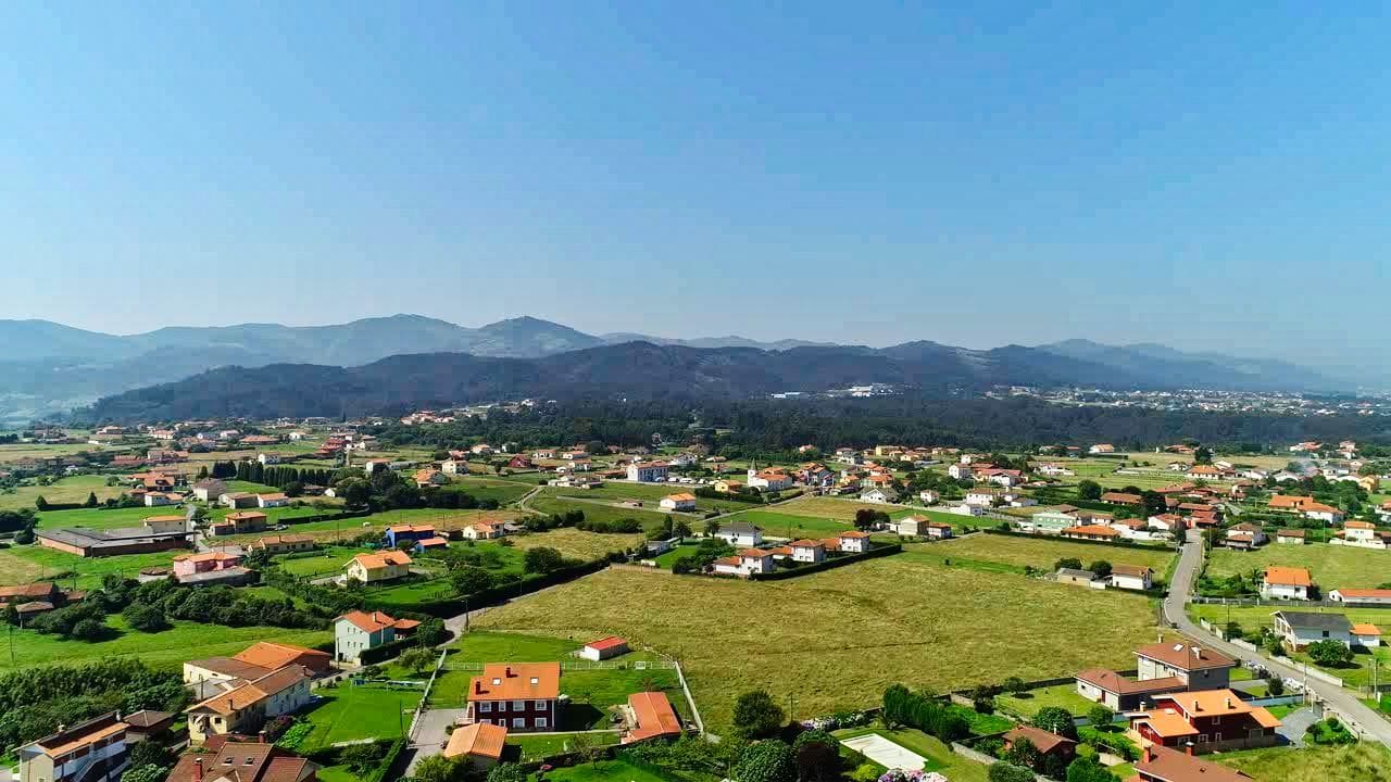 Pueblo asturiano con montañas al fondo