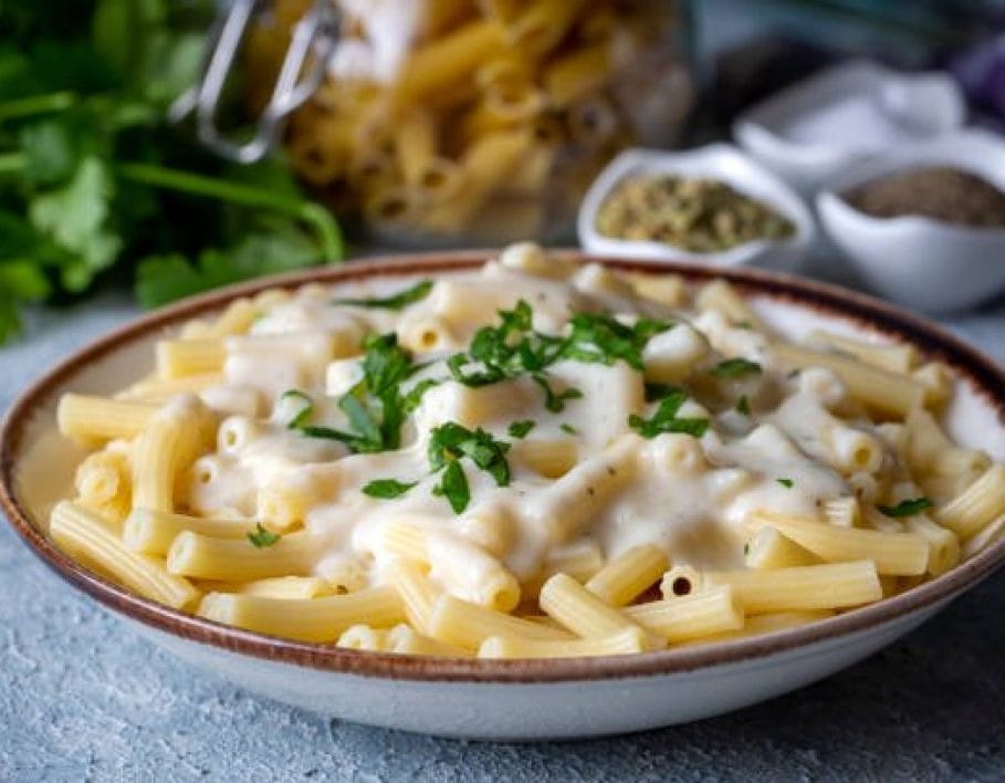 Delicious dishes; Cheese Sauce Pasta (Turkish name; peynirli makarna)