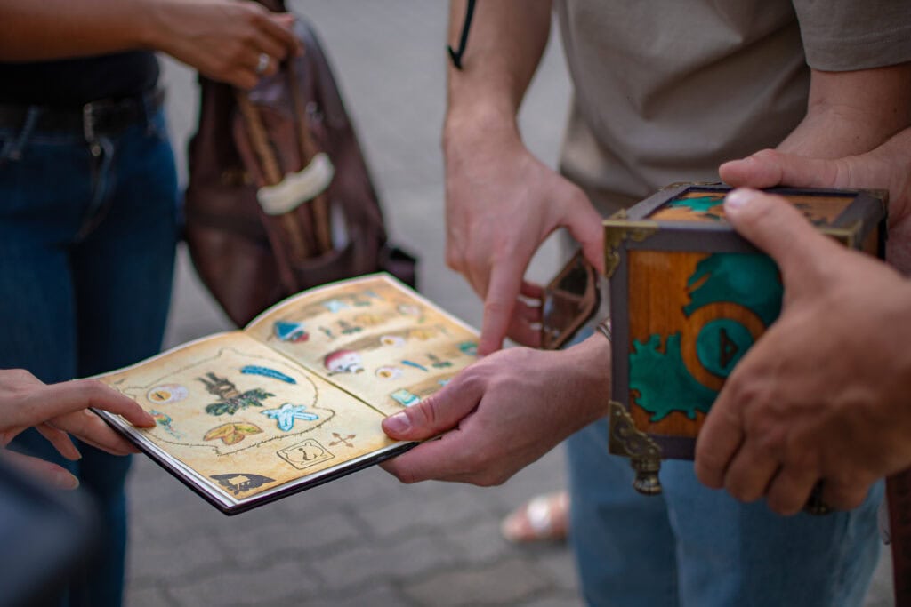 Spieler zeigt auf Buch