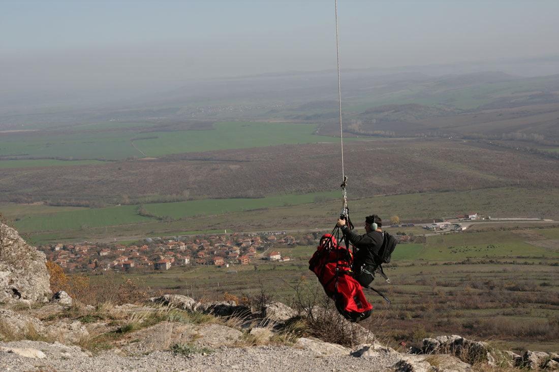 Човекът паяк се спусна с хеликоптер