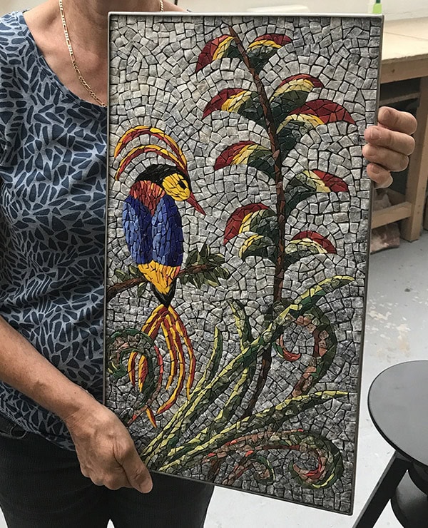 Mosaïc Concept, cours de mosaïque : L'oiseau du paradis : création en marbre et émaux de Venise