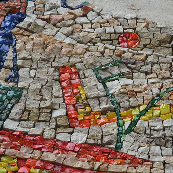 Atelier Mosaïc Concept : détail de mosaïque de façade en marbres et dalles de verre