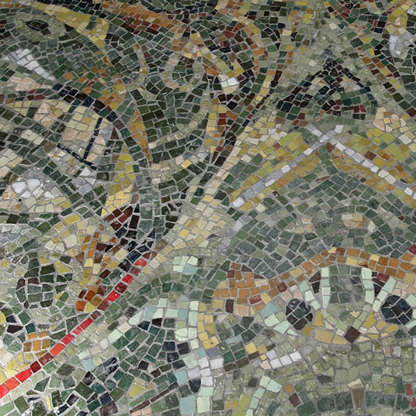 Atelier Mosaïc Concept : détail de la mosaïque au sol de Nogent