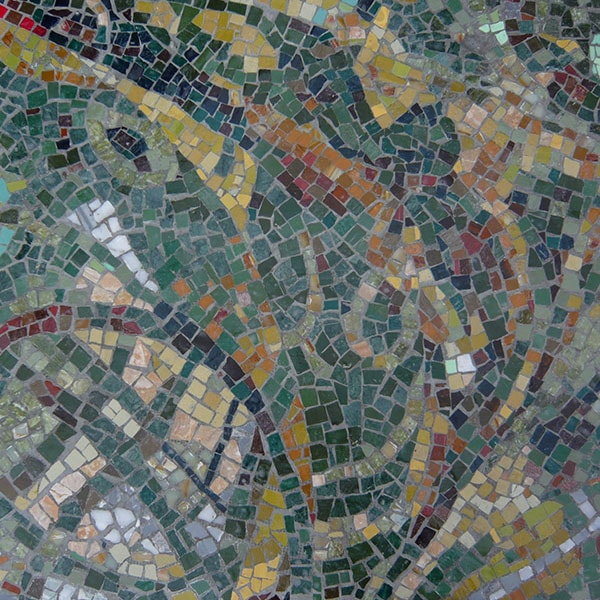 Atelier Mosaïc Concept : détail de la mosaïque de Nogent, en marbre poli et émaux de venise