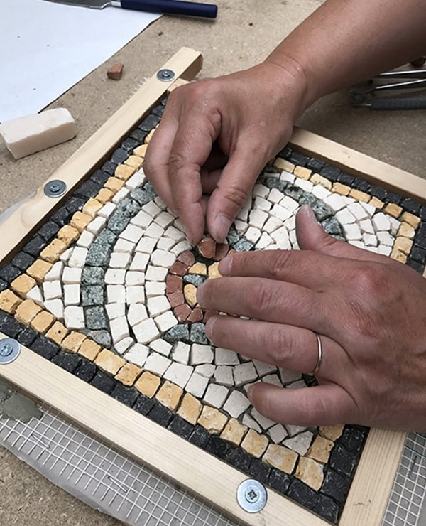 Mosaïc Concept, Stage de mosaïque à Antony : Pose de la dernière tesselle sur copie d'ancien en marbre