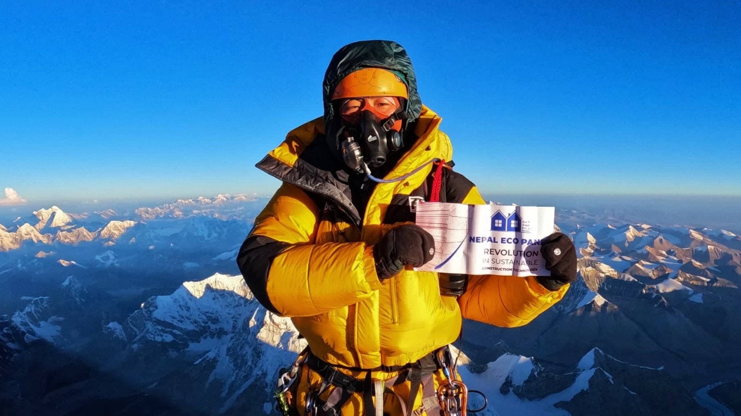 नेपाल इको प्यानलको झण्डा र लोगो सर्वाेच्च शिखर सगरमाथामा image