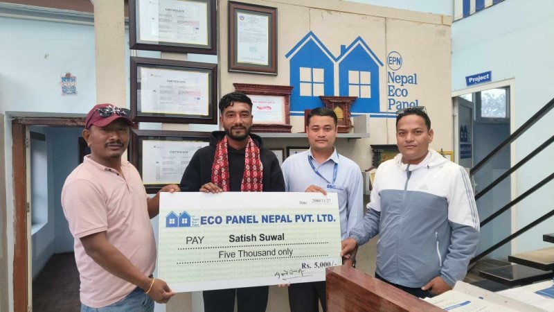 फुटबलमा विजयी टिम तथा खेलाडीहरुलाई नगद पुरस्कार वितरण image