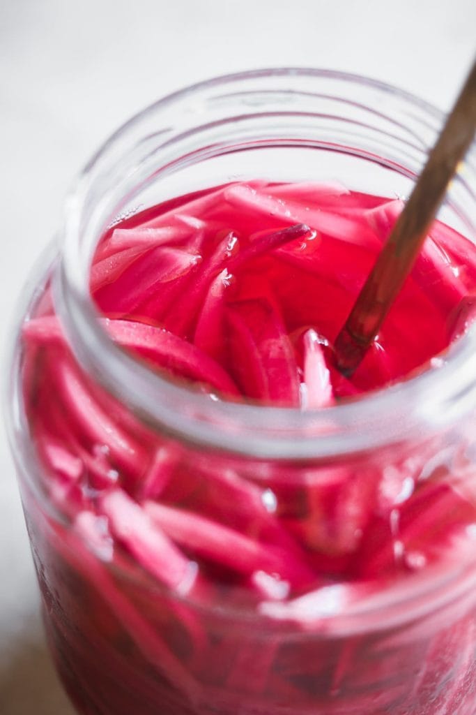 Making Homemade Pickled Onions couldn't be easier or quicker. And what do you get? A tangy, slightly sweet, and punchy onion made with just a handful of ingredients and a little bit of patience (some resting time is needed). It's a kitchen staple that you must include in your repertoire cause it's a super versatile flavour and colour booster. I'm sure that if you make this easy homemade pickled red onion once, you'll come back for more! | Paula's Apron Recipe