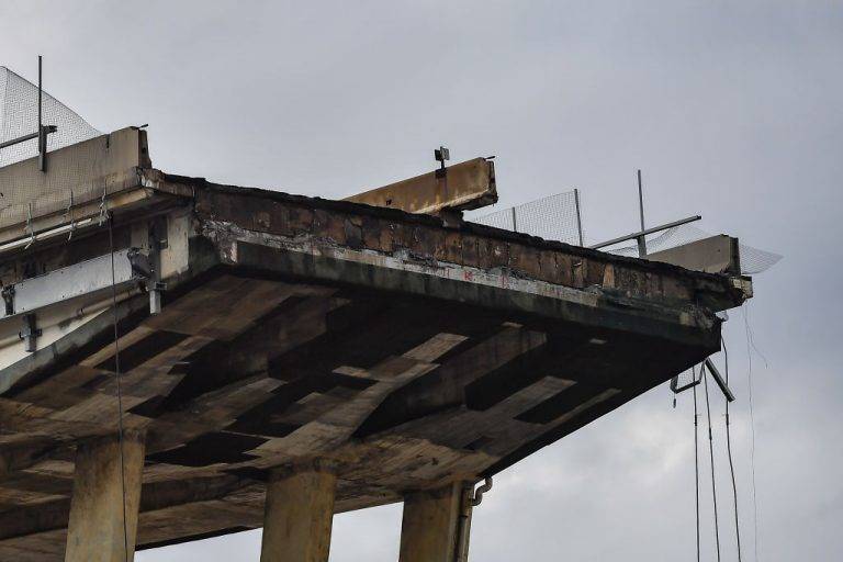 Peste 30 de victime după prăbușirea unui viaduct în Italia