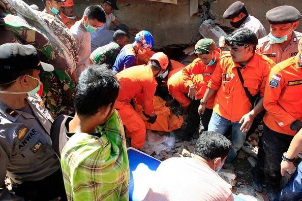 “Peste 800 de oameni” au murit în urma cutremurului de 7,5 grade din Indonezia