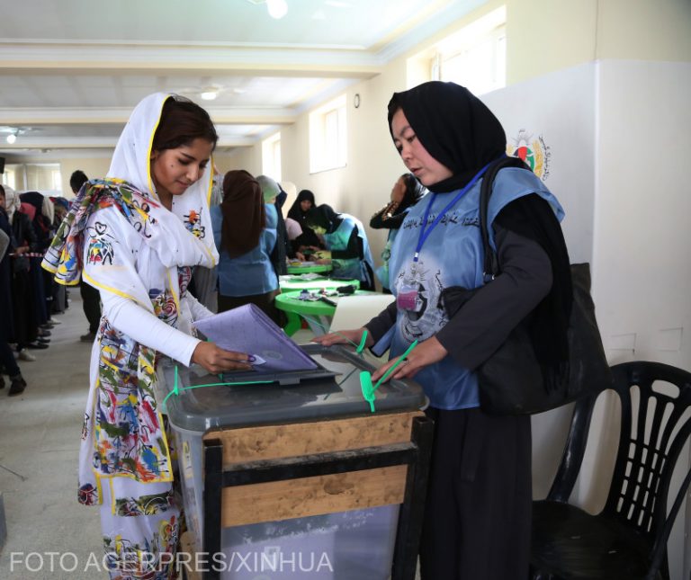 În ciuda intimidărilor şi atacurilor cu bombe, afganii au ieşit la vot