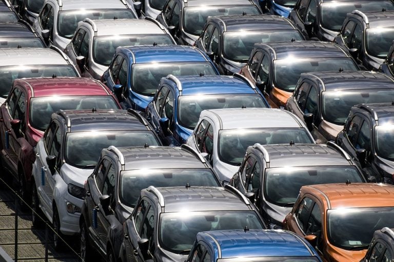 Peste 1.600 de maşini, confiscate într-o operaţiune ce vizează un grup infracţional din România Peste 1.600 de maşini, confiscate într-o operaţiune ce vizează un grup infracţional din România
