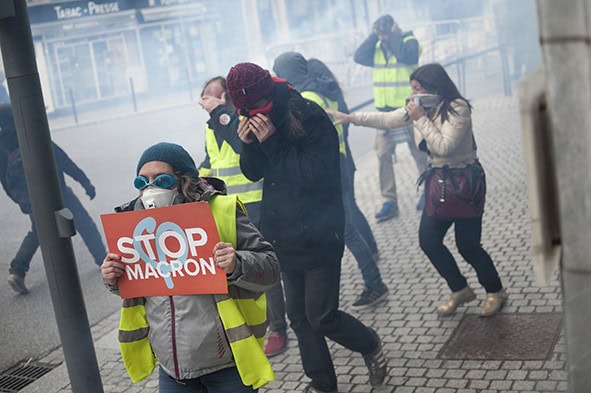 Zeci de mii de persoane protestează în Franţa