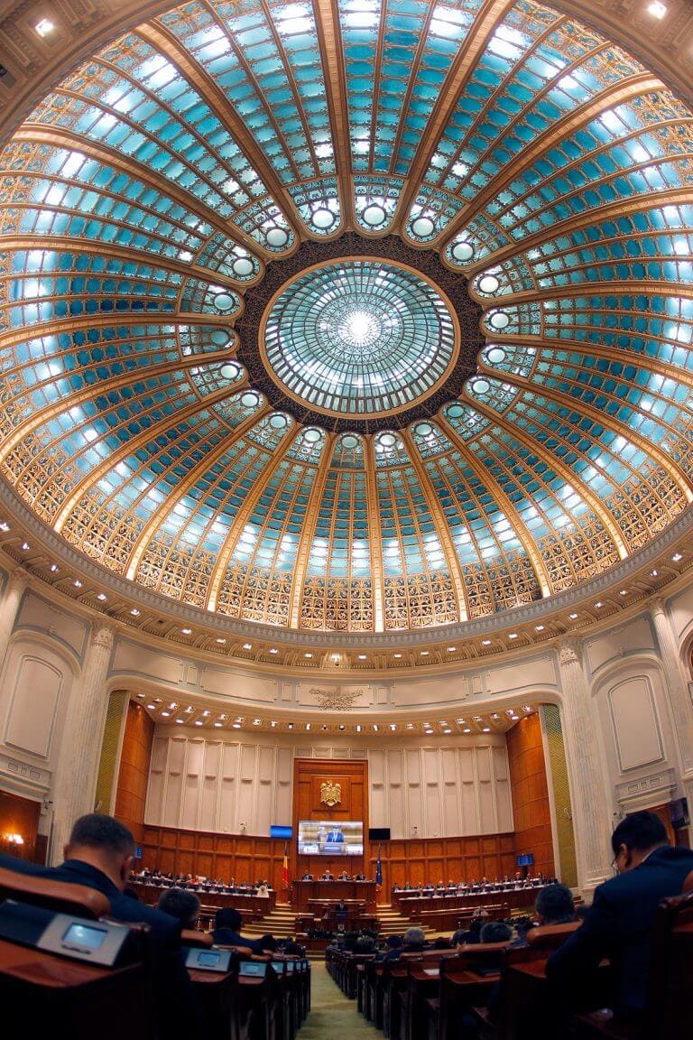 Cu mitocanii politici prin Europa