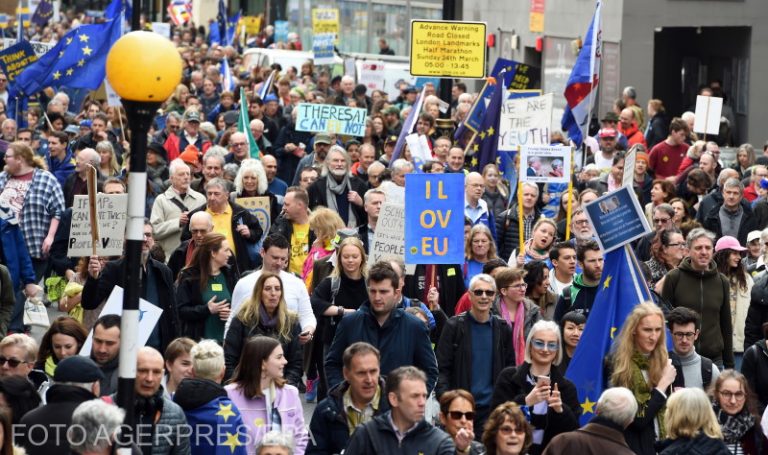 Zeci de mii de demonstranți cer repetarea referendumului privind Brexit