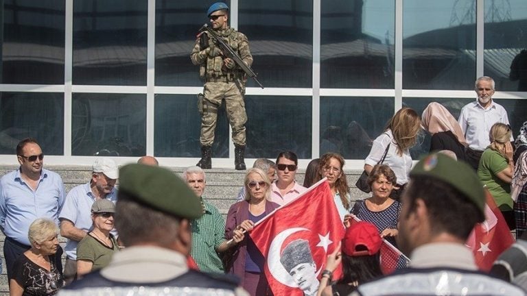 Sute de militari acuzaţi de colaborare cu reţeaua lui Fethullah Gulen, arestați în Turcia