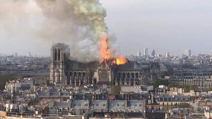Emmanuel Macron: „Vom reconstrui Notre-Dame“