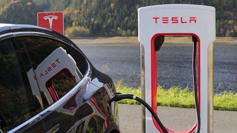 Record de vânzări pentru Tesla, acțiunile companiei au crescut cu 7%