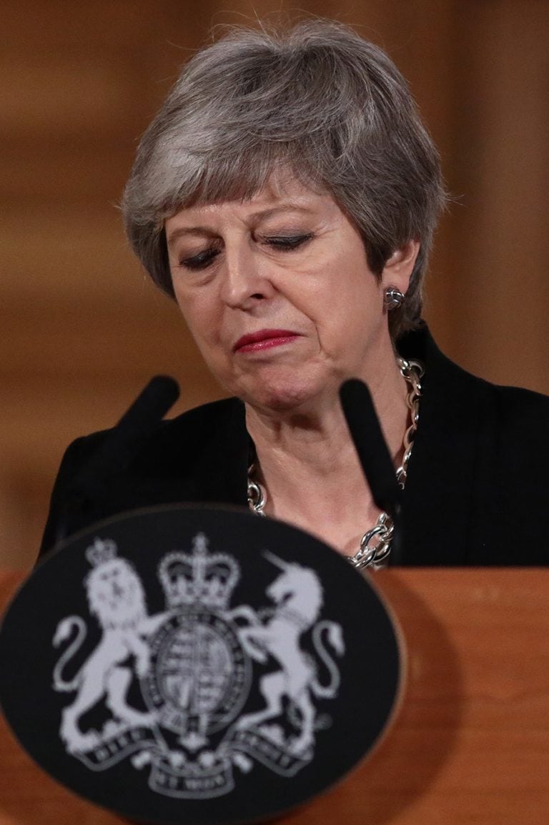 Problema cu promisiunea Theresei May că va demisiona