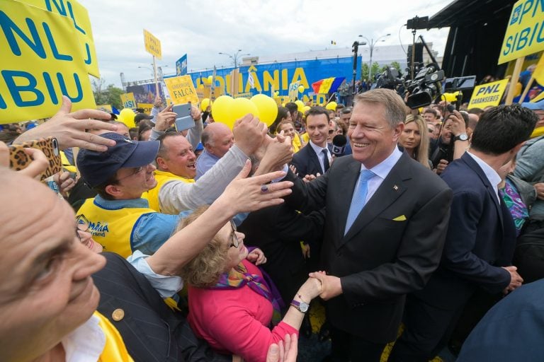 PNL: La miting au fost peste 40.000 de persoane. Pe scenă a urcat și președintele Iohannis