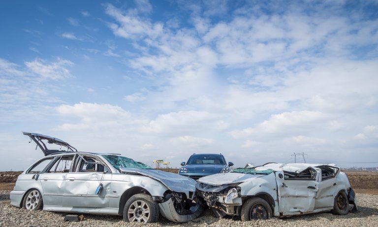 “Autostrada” de 1 m, sub asediu: Piese furate de la mașinile expuse de Mandachi, iar borna spartă