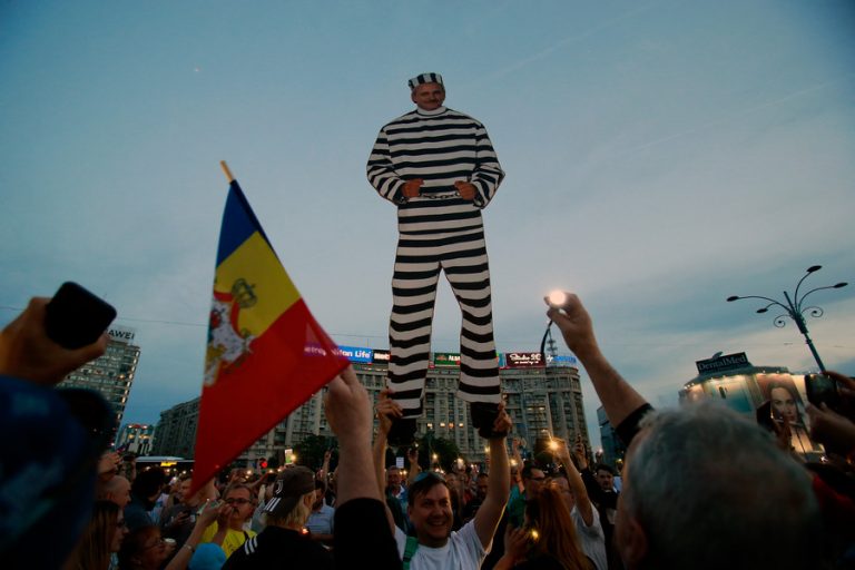 Prăbușirea unui titan de carton