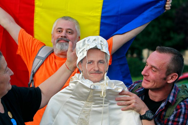 Peste 1000 de persoane au celebrat în Piața Victoriei arestarea lui Liviu Dragnea