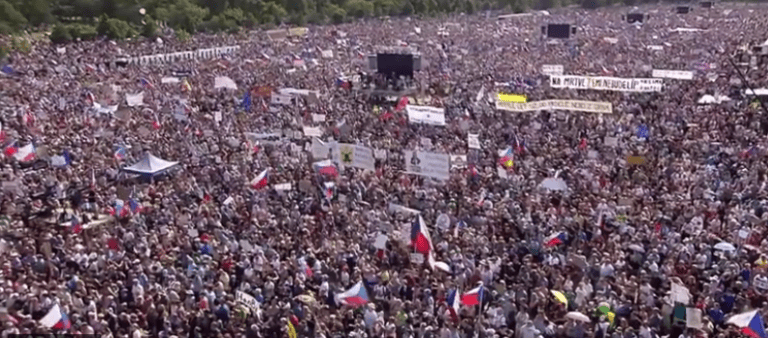 VIDEO Premierul Cehiei, contestat. Praga, scena celui mai mare protest din ultimii 30 de ani