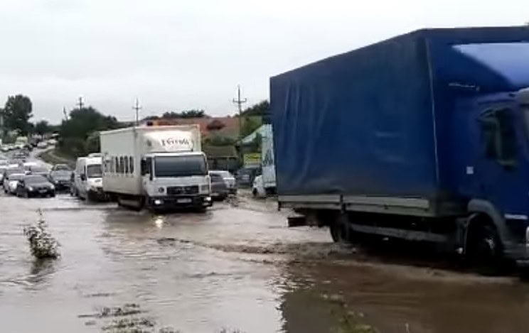 VIDEO – Porțiune din DN 28, transformată în „ocean” în urma ruperii unui dig