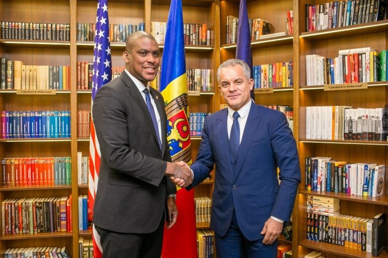 Ambasadorul SUA la Chișinău: Nu există o înțelegere cu Plahotniuc. Poate fi extrădat