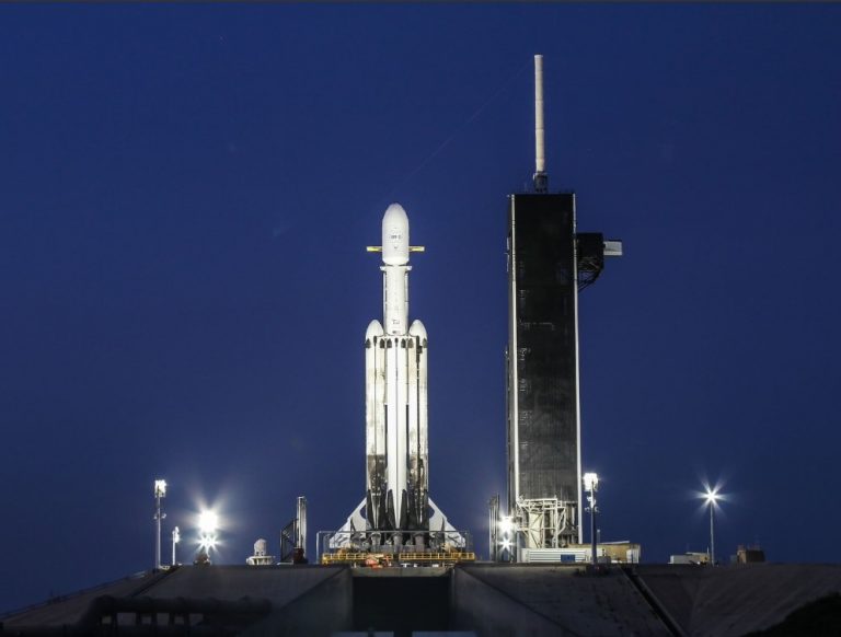 Cea mai puternică rachetă din lume, lansată marţi în a treia cursă