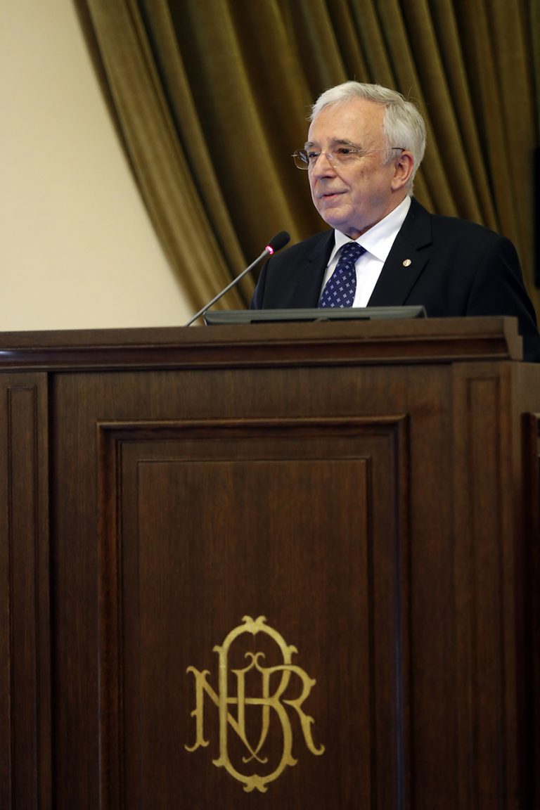 Isărescu: Calm în piața banilor, cursul de schimb s-a stabilizat într-un interval de 1%, cu ușoară tendință de apreciere Isărescu: Calm în piața banilor, cursul de schimb s-a stabilizat într-un interval de 1%, cu ușoară tendință de apreciere