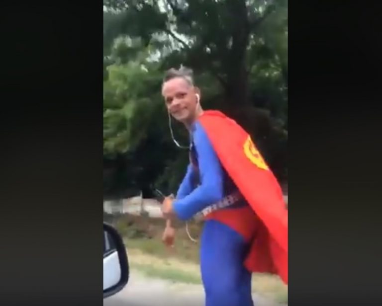 VIDEO – „Băi, trage-te colo pe dreapta”. Superman de Ilfov, oprit de polițiștii români