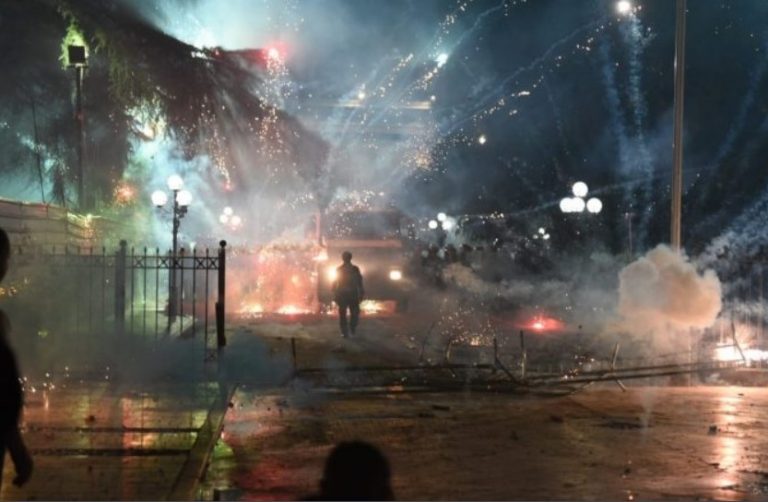 Noi proteste la Tirana. Clădirea guvernului albanez, atacată cu fumigene