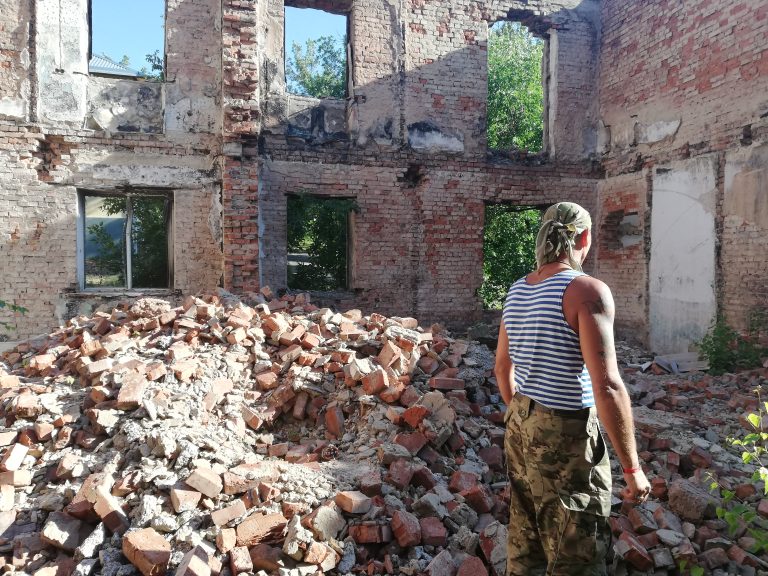 VIDEO FOTO Urmele războiului. Ruinele unui spital și Sasha, care a capturat ceceni trimiși de Rusia în Donbas