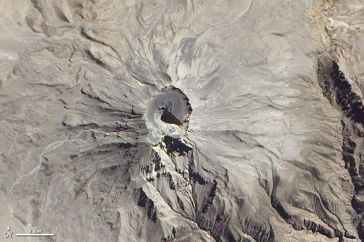 Sute de persoane evacuate după ce un vulcan a început să erupă Sute de persoane evacuate după ce un vulcan a început să erupă