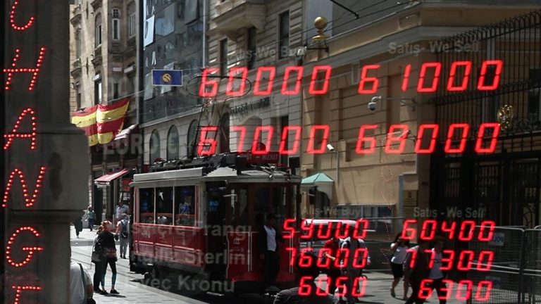 “Oamenii pur şi simplu le smulg de pe rafturi”. Criza capacelor de borcan în Turcia