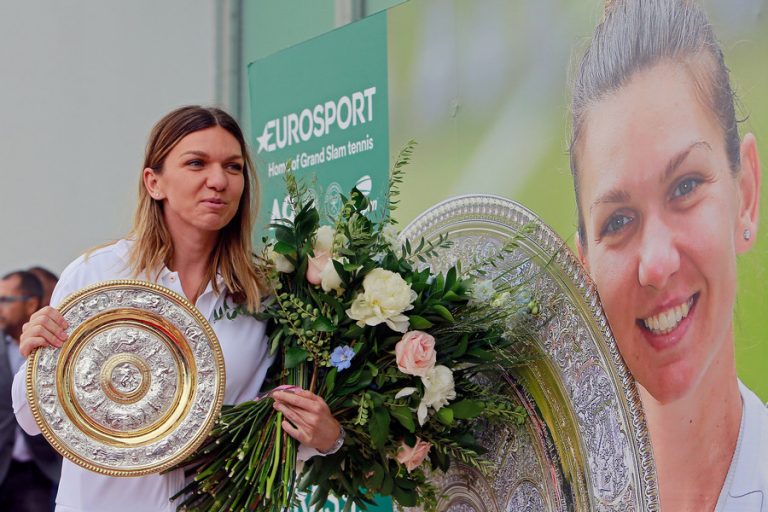 Simona Halep prezintă trofeul de la Wimbledon pe Arena Națională