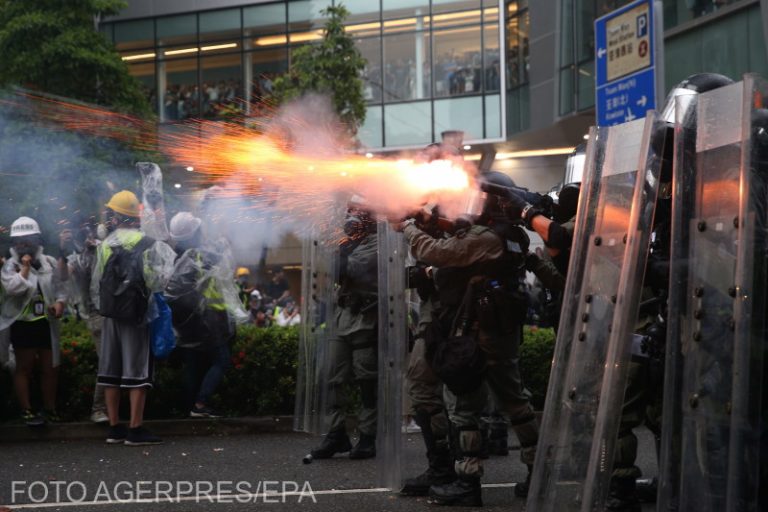 Poliția din Hong Kong a folosit muniție de război. Protestatar împușcat în piept Poliția din Hong Kong a folosit muniție de război. Protestatar împușcat în piept