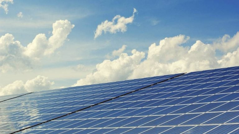 Walmart dă în judecată Tesla, din cauza unor panouri solare Walmart dă în judecată Tesla, din cauza unor panouri solare