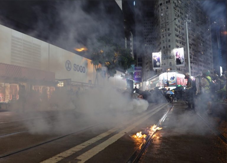 VIDEO Jandarmii au folosit tunuri de apă și gaze lacrimogene pentru a dispersa protestatarii din Hong Kong