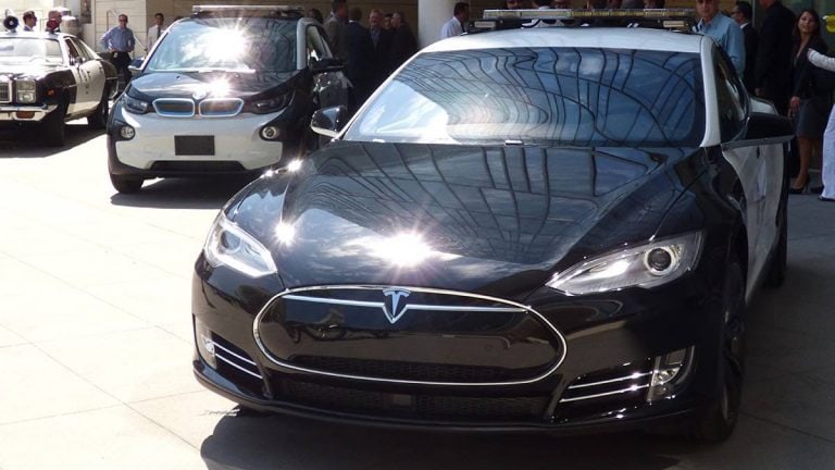 Mașină de poliție Tesla, rămasă fără curent în timpul unei urmăriri