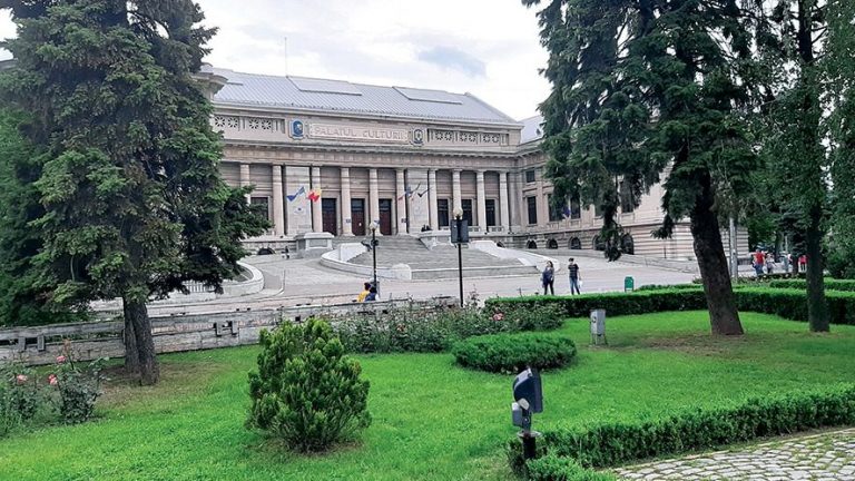 Lansări de cărţi şi expoziţii în Republica ploieşteană, sub privirile unui Caragiale din „ceară pierdută“ Lansări de cărţi şi expoziţii în Republica ploieşteană, sub privirile unui Caragiale din „ceară pierdută“