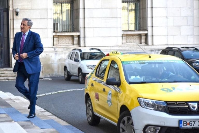 VIDEO Ministrul de Interne a venit cu taxiul la muncă