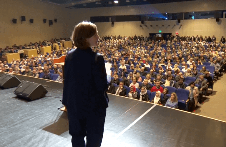 Consulul Turciei la Constanța a coborât-o pe reprezentanta ambasadei americane de pe scenă Consulul Turciei la Constanța a coborât-o pe reprezentanta ambasadei americane de pe scenă