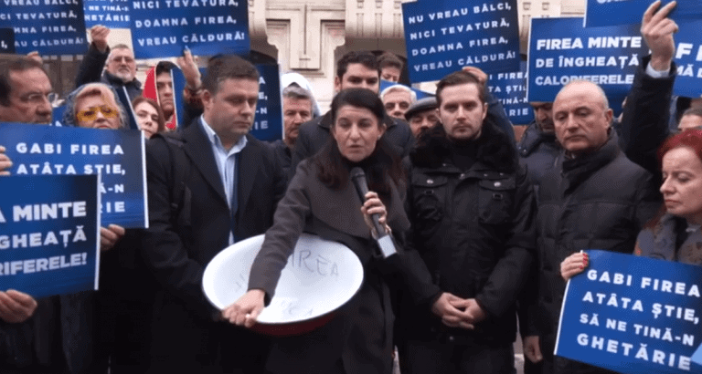 VIDEO: PNL protestează cu ligheane în fața Primăriei Capitalei
