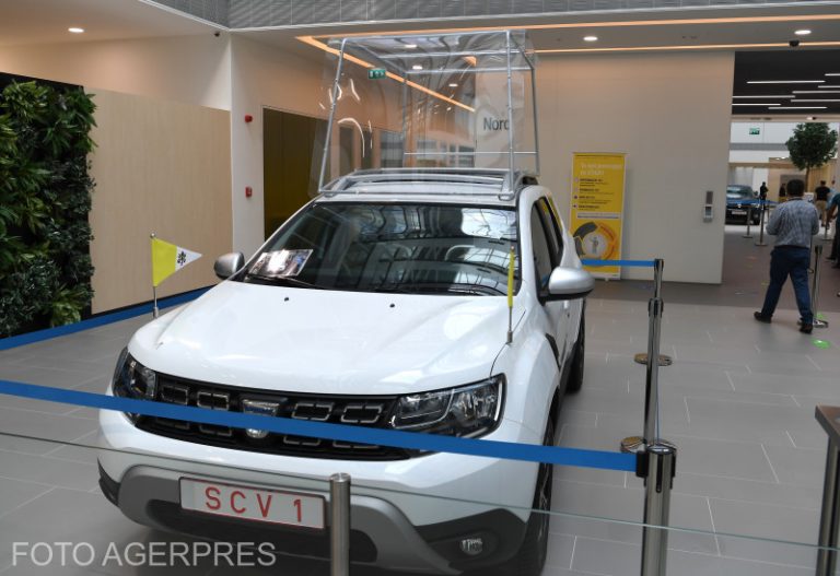 Papa Francisc a primit un „Papamobil“ Dacia Duster